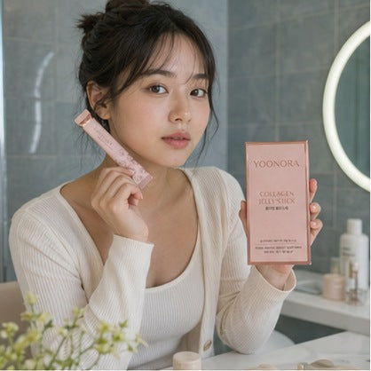 Creator holding YOONORA Collagen Jelly Stick box and packet
