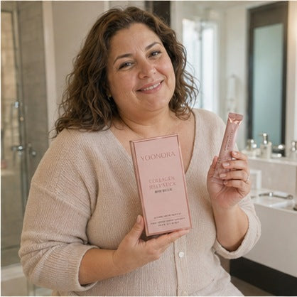 Creator holding YOONORA Collagen Jelly Stick box and packet